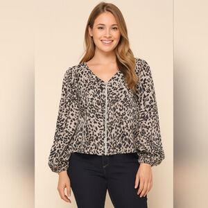 Stylish Black and White Leopard Print Women's Top